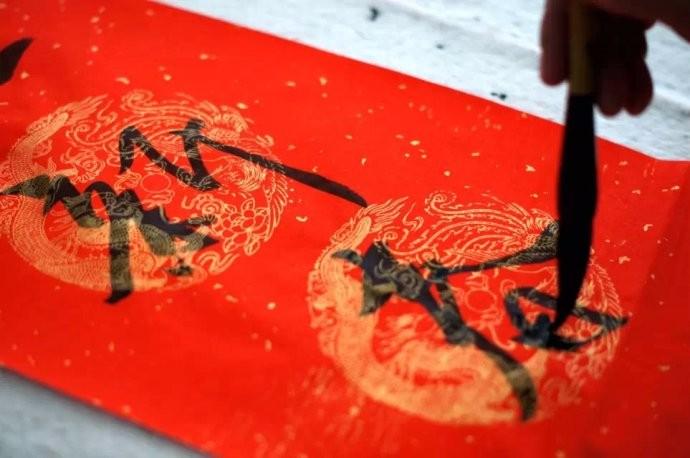 知名書法家出手，現(xiàn)場給你寫春聯(lián)，1000幅春聯(lián)、1000個福字，宜興市圖書館等你來拿！