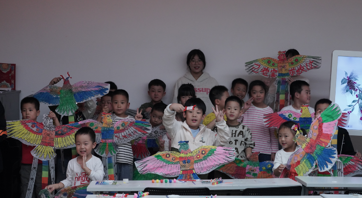“秋韻傳承，夢(mèng)繪中華”——“紙鳶飛揚(yáng)，夢(mèng)想啟航”（傳統(tǒng)紙鳶的制作與放飛）公益課活動(dòng)